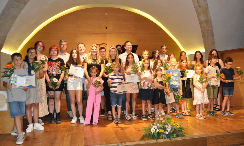 Foto de grup dels alumnes premis al certamen literari