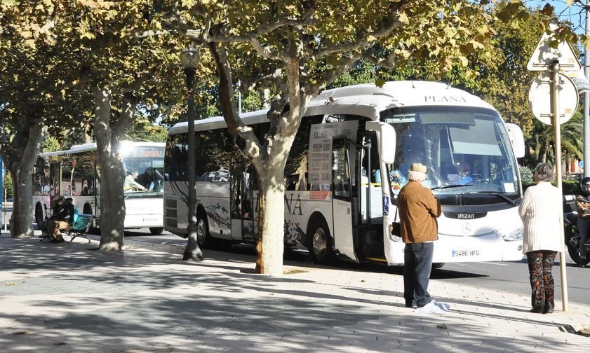 Imatge d'arxiu d'atobusos a la parada del passeig la Salle