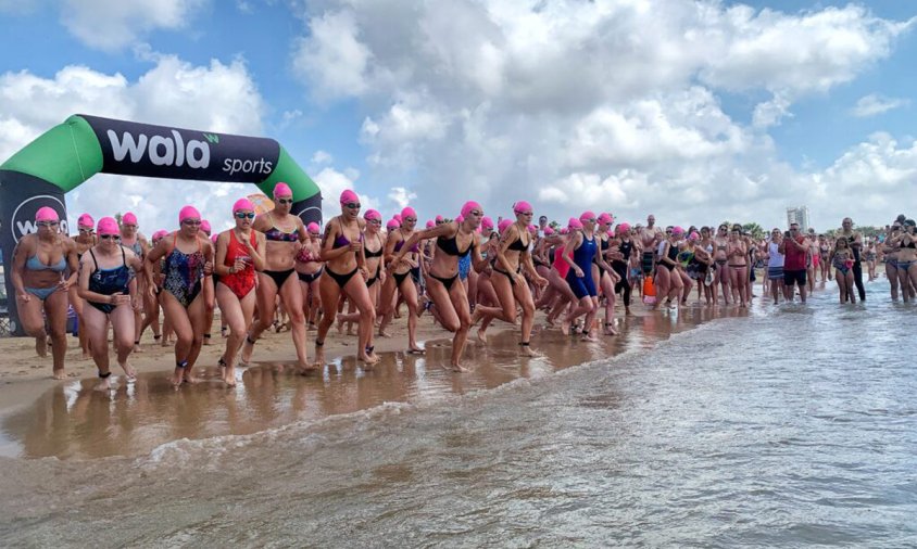 Sortida dels participants a la prova aquàtica celebrada el passat diumenge