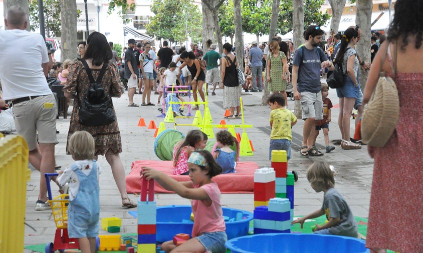 Aspecte de la plaça de Mossèn Joan Batalla, ahir a la tarda, amb les cucanyes