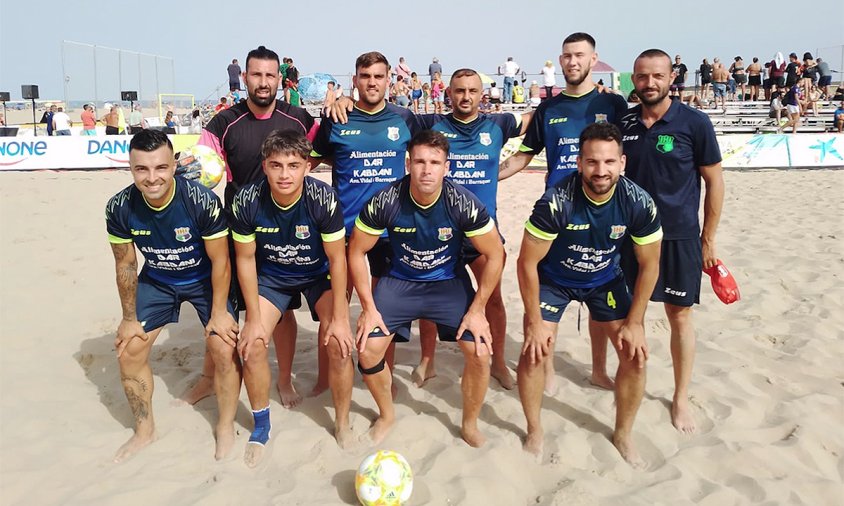 Equip sènior masculí del Marina Cambrils, subcampió de Catalunya de futbol platja