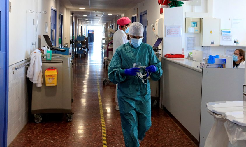 Una infermera, vestida amb equip de protecció per la covid-19, a la planta de Malalties Infeccioses de l'Hospital del Mar