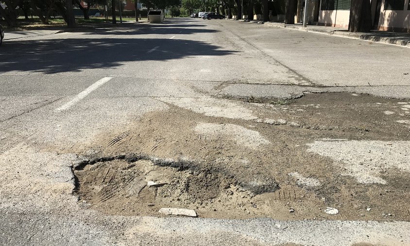 Clot al mig del paviment del carrer d'Anoia