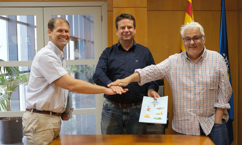 L'alcalde Oliver Klein amb representants del Nàutic Parc-Estació Nàutica Costa Daurada en la signatura del conveni de col·laboració