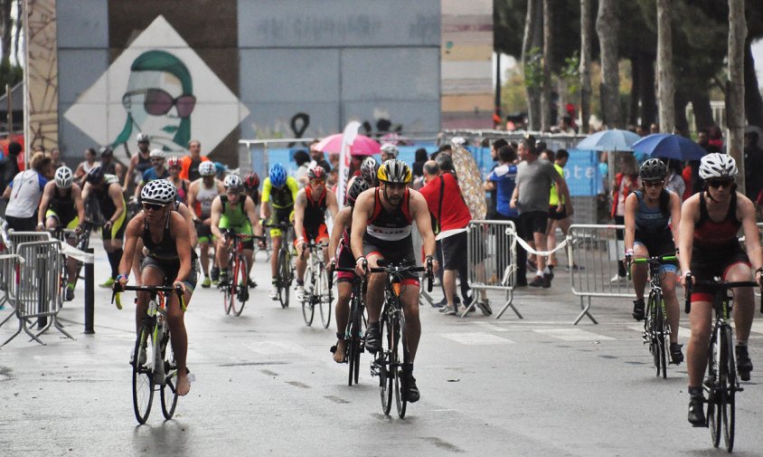 Sortida del tram de bicicleta en la modalitat sprint, ahir al matí