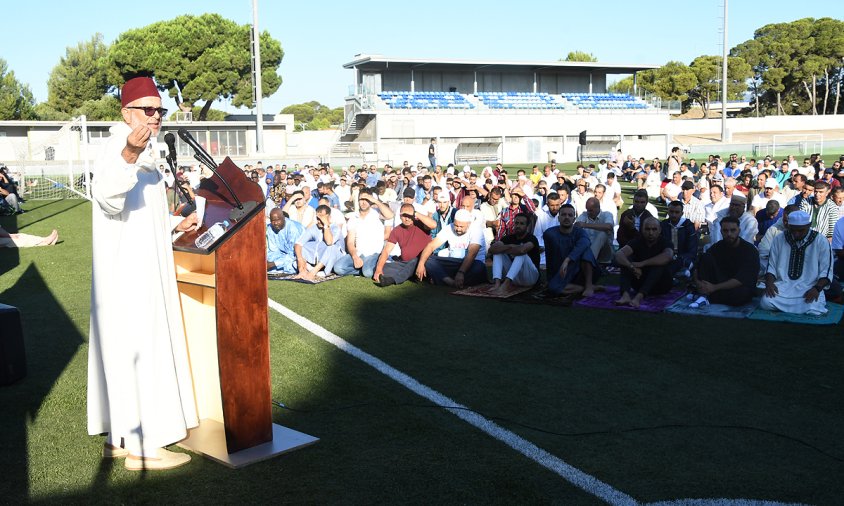 Un moment de la pregària de la Festa del Corder, ahir al matí, a les instal·lacions esportives municipals