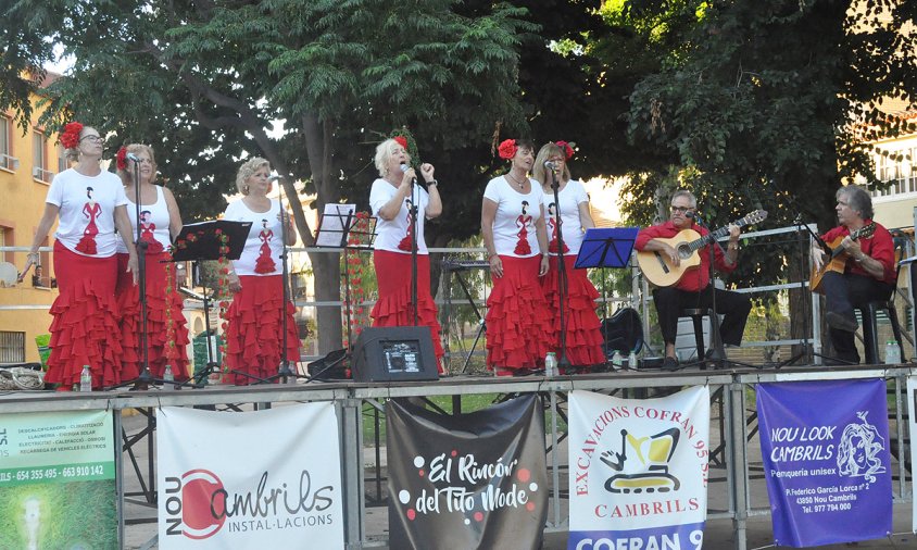 Un moment de l'actuació del Coro Rociero, ahir a la tarda