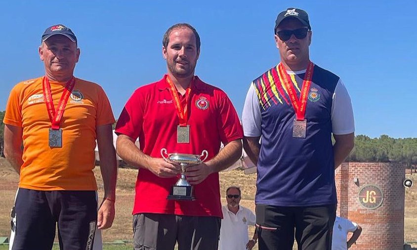 Antoni Ruiz Nat, a la dreta del podi, amb la medalla de bronze