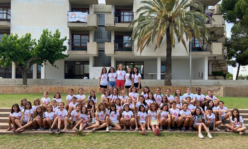 Foto de grup de la secció de gimnàstica rítmica del Gimnàstic de Tarragona