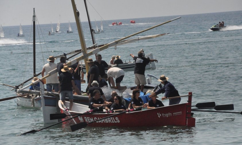 Un moment de la recreació de la tècnica del bol a batre, ahir al matí, davant de la platja de la Riera d'Alforja