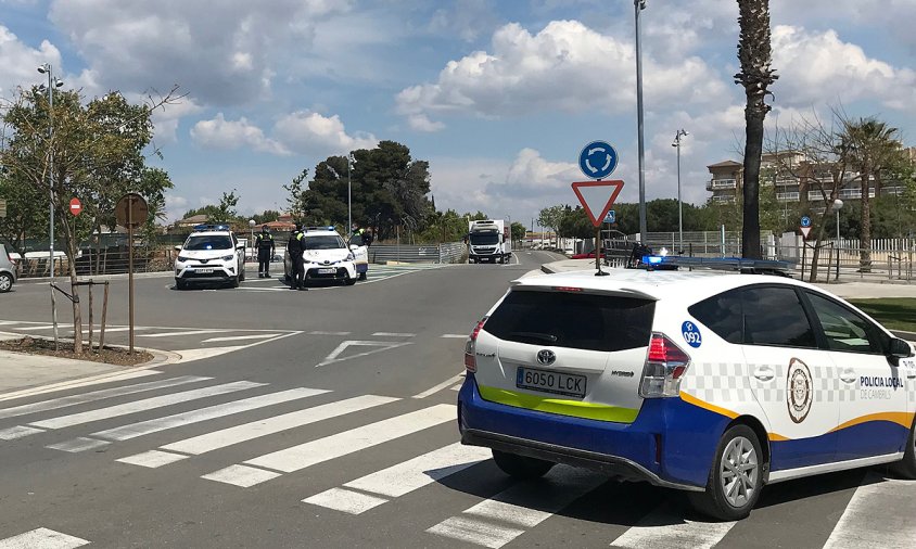 Imatge de diversos vehicles de la Policia Local en una intervenció de trànsit