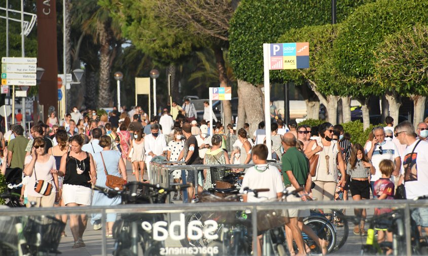 Imatge d'arxiu de gent passejant pel Port