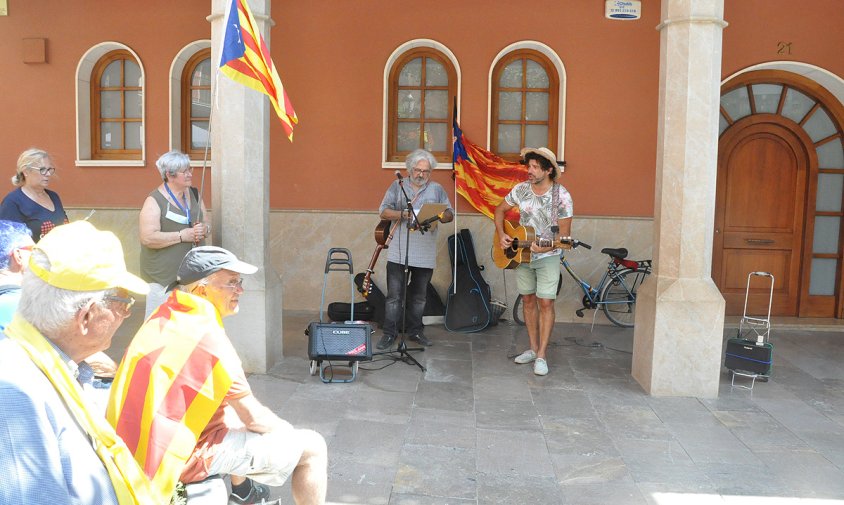 Un moment de l'actuació de Xavier Marcos i Samuel, ahir, en la trobada de les Àvies i Avis