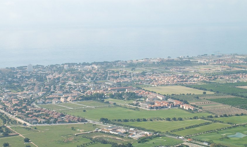 Imatge aèria d'arxiu d'un tram del litoral cambrilenc