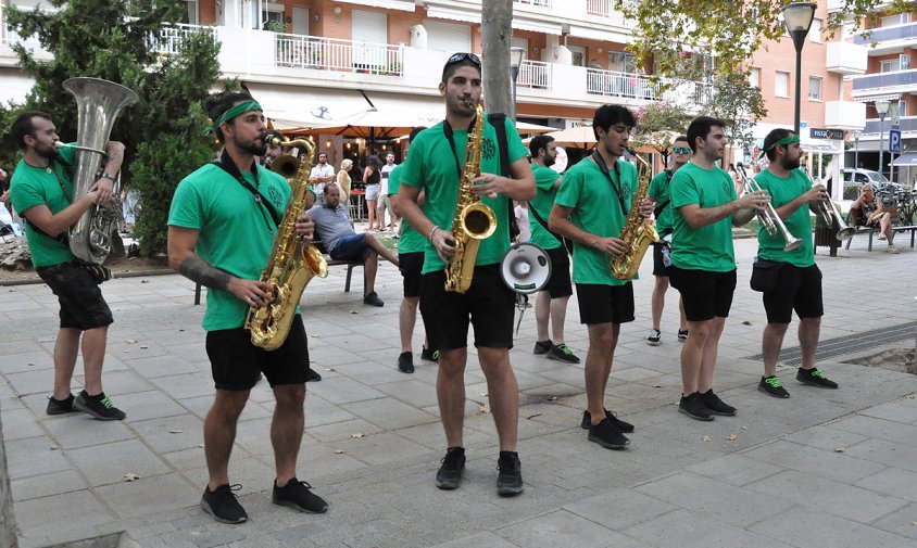 Inici del recorregut de la Xaranga Bandsonats, ahir al vespre, a la plaça de Mossèn Joan Batalla