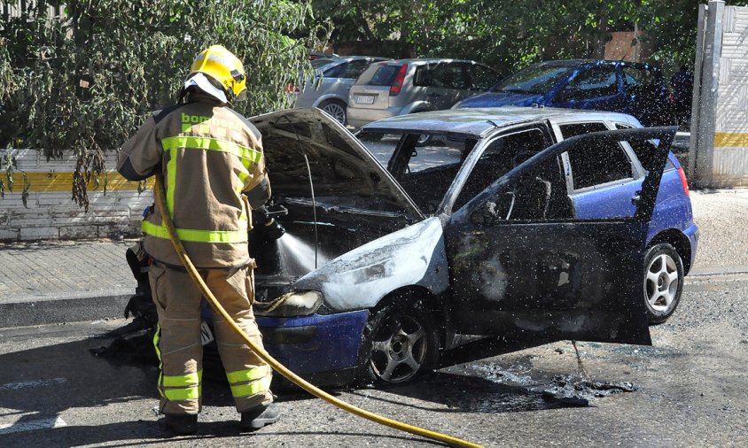 Els bombers han sufocat l'incendi del vehicle