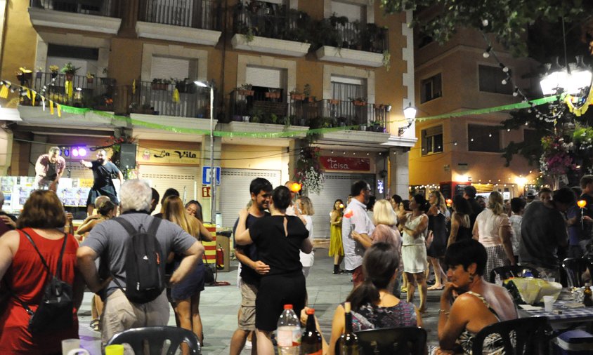 Animació a la plaça de la Vila després del sopar a la fresca, en les darreres festes del Barri Antic celebrades l'any 2019