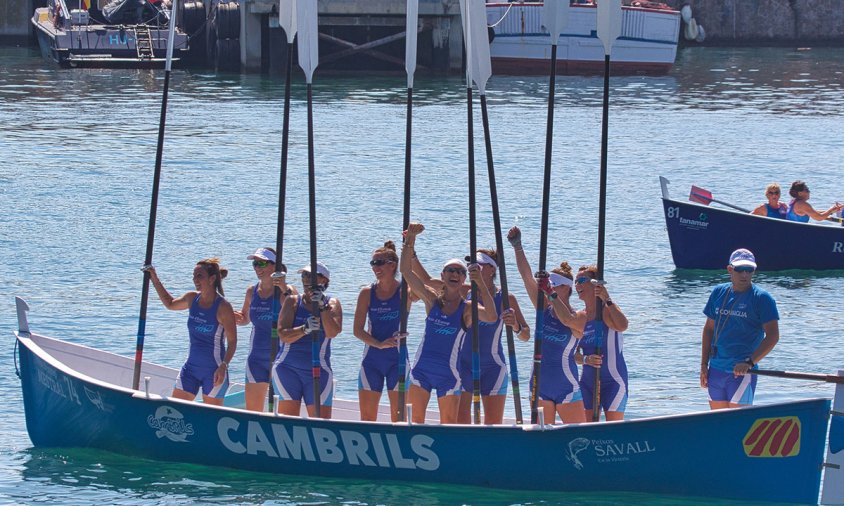 La tripulació veterana femenina de Vent d'Estrop Vogadors de Cambrils va obtenir la primera posició a la regata