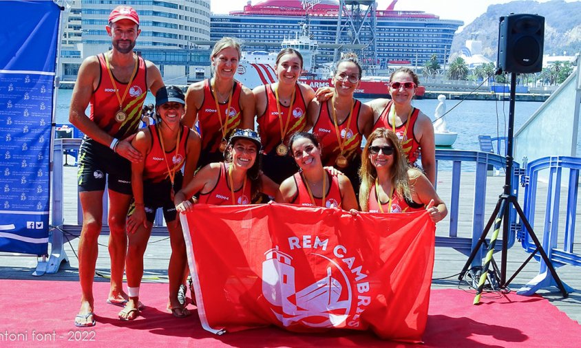 L'equip Absolut Femení del Club Rem Cambrils, amb la medalla de bronze al Campionat de Catalunya de Llagut