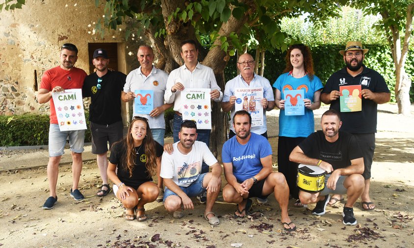 Representants de les entitats festives amb l'alcalde, ahir, a la presentació dels actes de la Festa Major de la Mare de Déu del Camí, a la Torre del Llimó