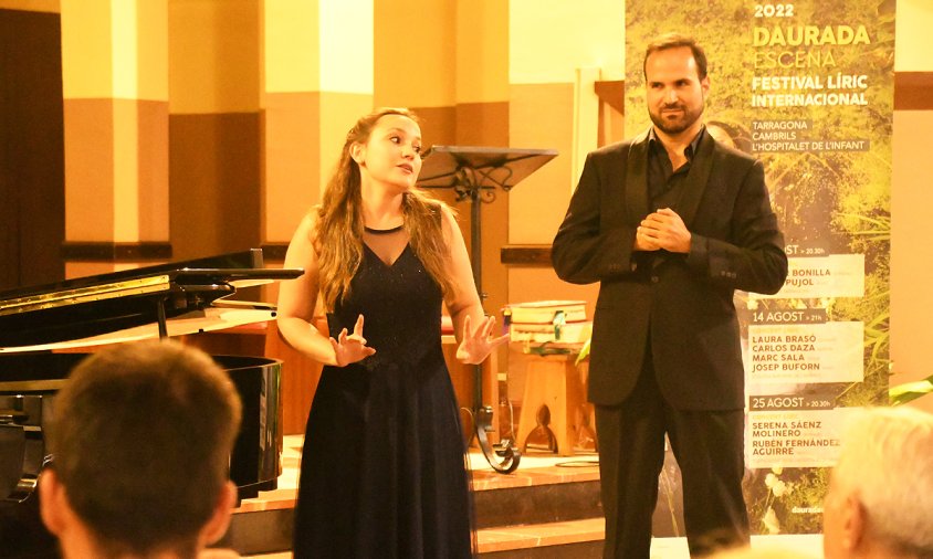 La soprano Laura Brasó i el tenor Marc Sala, en un moment del concert d'ahir, a l'església parroquial de Sant Pere