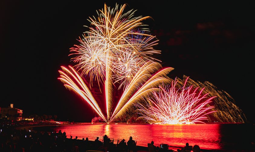 Imatge del castell de focs de les festes de Sant Roc, a l'Hospitalet de l'Infant