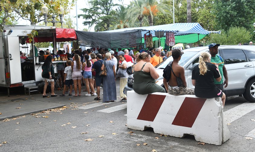 Barreres de formigó al mercadet ambulant, aquest matí