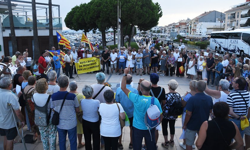 El memorial de l'atemptat del 18 A es va convertir en el centre de la concentració d'ahir a la tarda