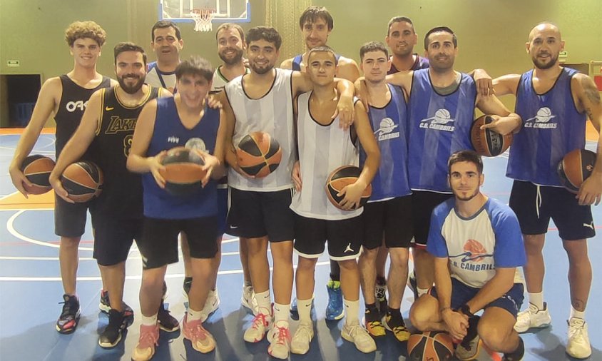 Entrenador i jugadors de l'equip sènior masculí del CB cambrils