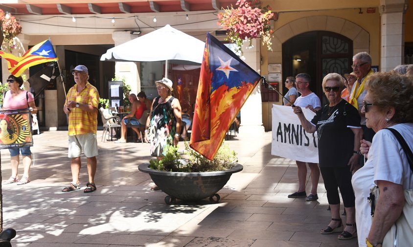 Un moment de la concentracio de les Àvies i Avis, ahir, a la plaça de la Vila