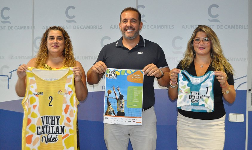 Roda de premsa de presentació de la final Vichy Catalan Volei Tour - Campionat de Catalunya, aquest matí. D'esquerra a dreta: Maribel Zamora, Enric Daza i Natalia Pleguezuelos