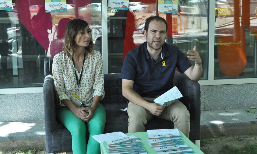 El regidor de Joventut Eduard Pellicer i la tècnica de Joventut Alegria Rodríguez, ahir, en la presentació del programa