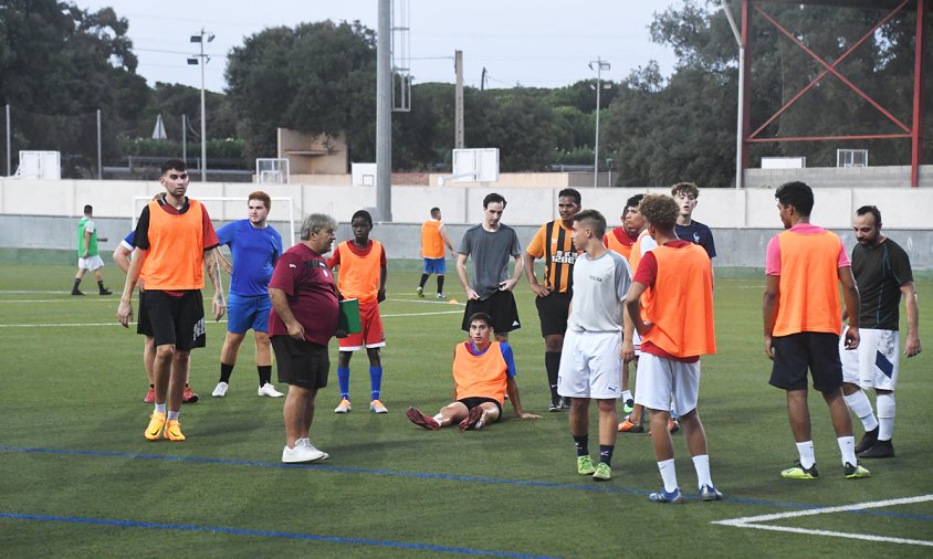 L'entrenador del FC Cambrils, Andreu Torres, amb els jugadors a l'entrenament d'ahir al vespre