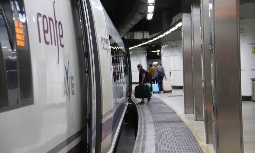 Imatge d'un tren AVE a l'estació de Sants de Barcelona