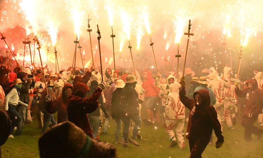 Un moment de l'encesa conjunta dels diables i bèsties de foc a la plaça del Setge, ahir a la nit