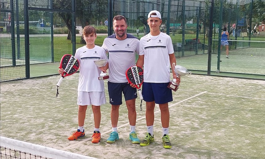 Els dos germans Hugo i Asier Estébanez amb el seu entrenador Luis Ferrini