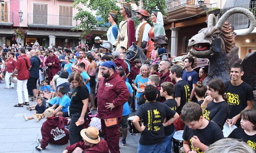 La plaça de la Vila va acollir la ballada de lluïment dels elements festius cambrilencs