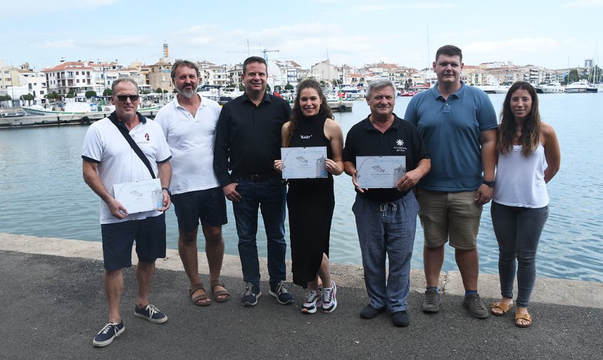 Els tres representants dels restaurants distingits amb l'alcalde, el regidor de Promoció Econòmica i el president i la secretària de la Confraria de Pescadors