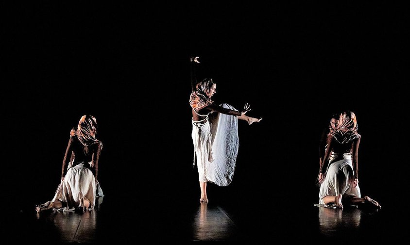 La cambrilenca Laia Cucó, al centre de la imatge, durant l'espectacle de dansa