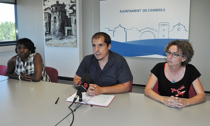 Roda de premsa de l'Assemblea de Cambrils, ahir al matí. D'esquerra a dreta: Tamara Pérez, Ivan Sanz i Rosita Martínez