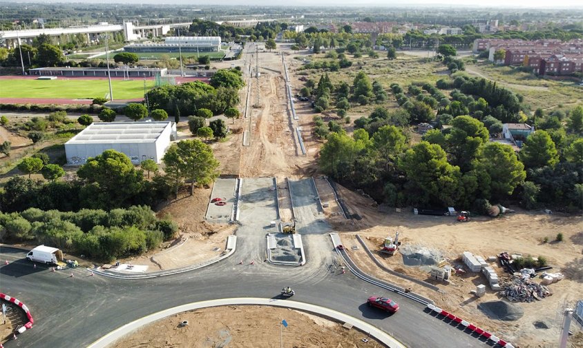 Vista aèria de les obres de l'avinguda de l'Esport i de la nova rotonda que connecta amb la carretera de Montbrió