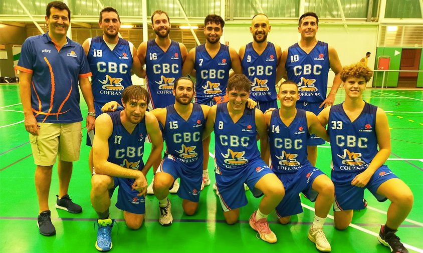 Equip sènior masculí del Cofran 95 CB Cambrils que va jugar el partit amistós