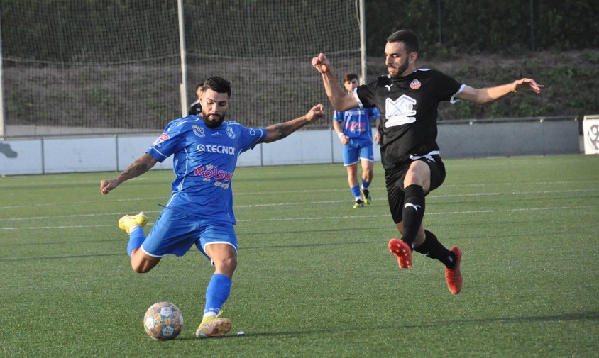 Un moment del partit del Cambrils Unió contra el Vilanova i la Geltrú, el passat dissabte a la tarda