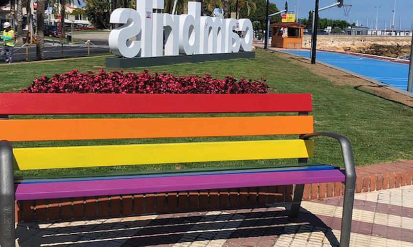 Imatge d'un dels bancs que s'han pintat amb la bandera irisada