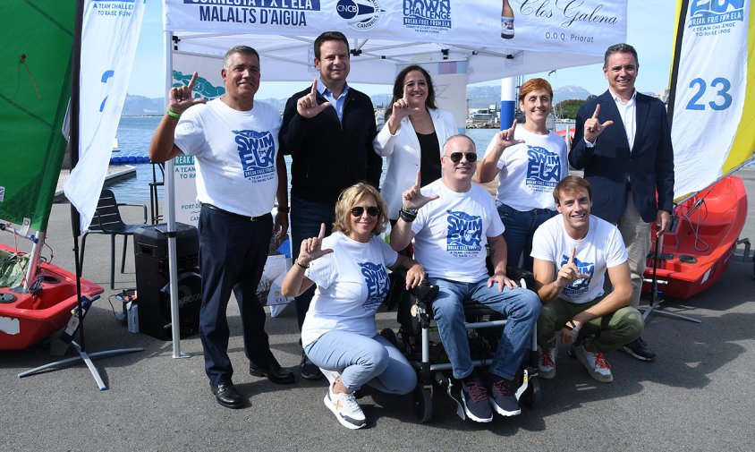 Presentació de l'Associació Swim for ELA ahir al matí. Drets, d'esquerra a dreta, hi ha Jordi Cervera, Oliver Klein, Merche Dalmau, Cristina Vallespí i Ramon Vallverdú. A la filera inferior, d'esquerra a dreta, hi ha Joana Bono, Siscu Morell i Xavi Garcia