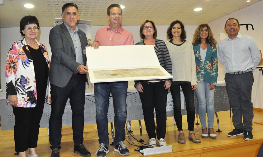 Foto de grup en el moment del lliurament dels plànols del celler; d'esquerra a dreta: Pilar Casas, Joan Josep Garcia, Oliver Klein, Camí Mendoza, Maria Mauri, Carme Clemente i Gerard Martí