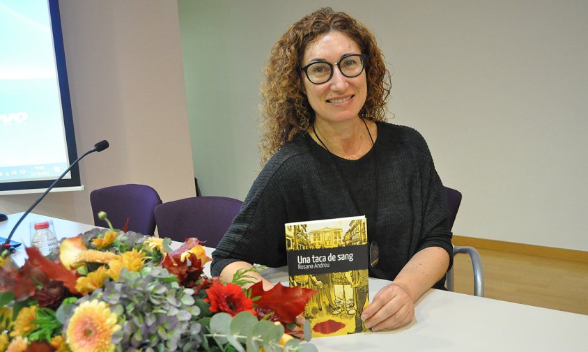 Rosana Andreu amb la seva novel·la "Una taca de sang"
