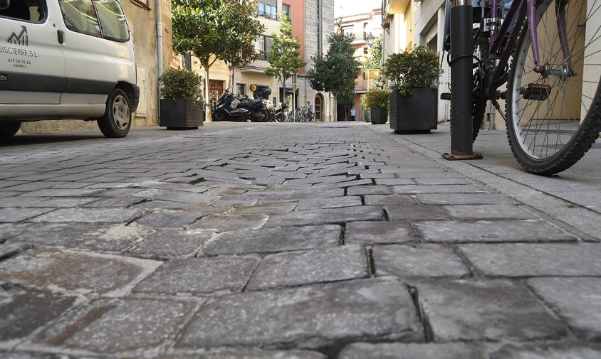 El paviment del carrer de Sant Plàcid s'ha tornat a enfonsar, en determinats trams