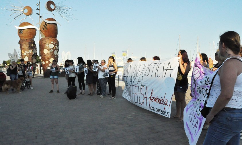 Un moment de la concentració que es va convocar, ahir al vespre, al Port