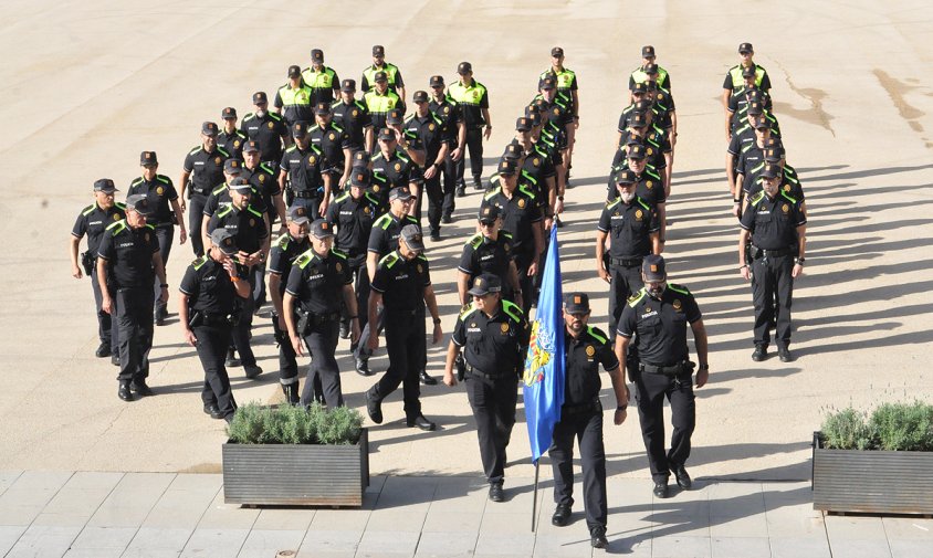 Entrada en formació de la plantilla de la Policia Local a l'Ajuntament, ahir al migdia